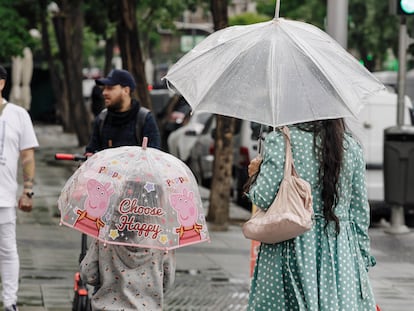Una mujer y una niña pasean con un paraguas este martes en un Madrid lluvioso.