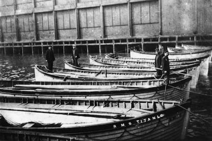 Los botes salvavidas del Titanic, recuperados por el Carpathia. El capitán de este buque, Arthur Rostron, ordenó que se retiraran todos los botes del agua, para evitar la pérdida de tiempo de otros posibles buques en las labores de rescate.
