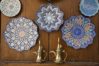 En Al Bastakiya se localizan los zocos y también tiendas en las que encontrar artesanías como las de la imagen. Teteras y coloridas cerámicas típicas de la cultura persa.