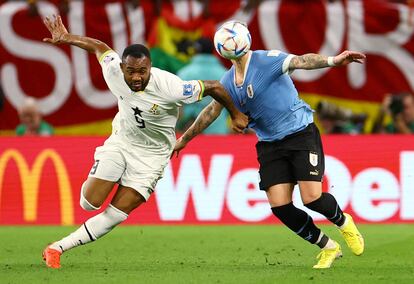 El ghanés Jordan Ayew en una disputa de balón con el uruguayo Guillermo Varela.