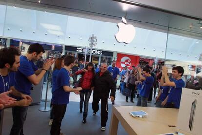 Una de las parejas que ha logrado entrar primero en la tienda de Apple para hacerse con el 'tablet'