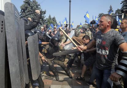 Manifestantes se enfrentan a la policía ante el Parlamento de Kiev (Ucrania).