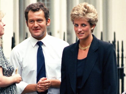La princesa Diana de Gales junto a su mayordomo, Paul Burrell, en 1994, en Londres.