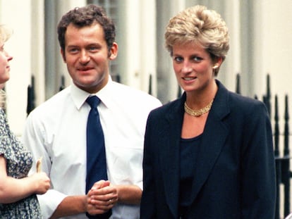La princesa Diana de Gales junto a su mayordomo, Paul Burrell, en 1994, en Londres.