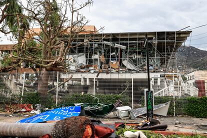 La gobernadora de Guerrero, Evelyn Salgado, ha informado que el huracán afectó a un 80% de los hoteles de Acapulco, según le comunicó la presidenta municipal. En la imagen, escombros y una edificiación dañada por el paso de 'Otis', en Acapulco.