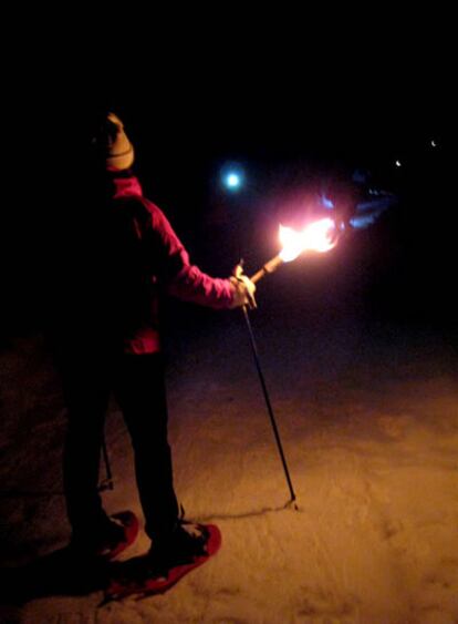 Ruta nocturna con raquetas a la luz de las antorchas en Crans Montana