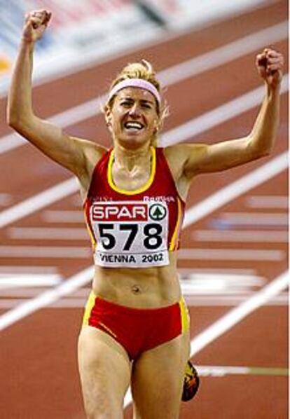 Marta Domínguez celebra su victoria tras cruzar la meta en la carrera de 3.000 metros.