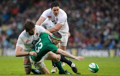 El jugador de Irlanda Brian O'Driscoll trata de coger el balón ante el inglés Geoff Parling.