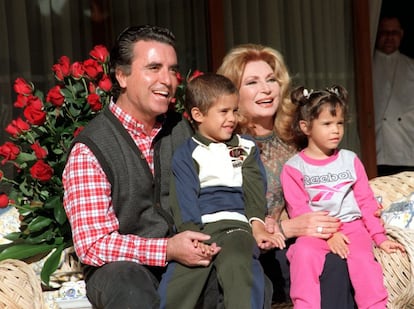Rocío Jurado y José Ortega Cano posan con sus dos hijos adoptivos José Fernando, de 5 años, y Gloria Camila, de 4, en Madrid, en noviembre de 1999, tras su regreso de Colombia, donde nacieron los pequeños.