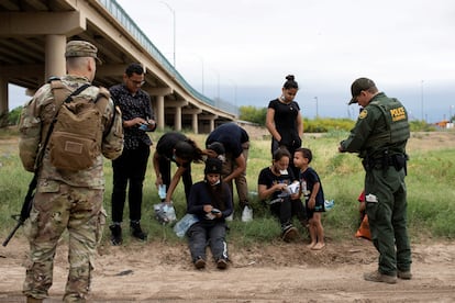 Agentes fronterizos de EE UU detienen a un grupo de migrantes venezolanos en Eagle Pass, Texas, el 25 de abril.