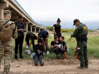 Agentes fronterizos de EE UU detienen a un grupo de migrantes venezolanos en Eagle Pass, Texas, el 25 de abril.