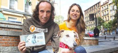 Los voluntarios de la protectora de animales con el galgo Eneas.