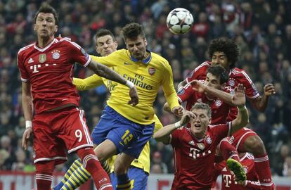 Giroud pugna por el balón con la defensa alemana durante el partido de vuelta de los octavos de final de la Champions entre el Bayern de Múnich y el Arsenal.