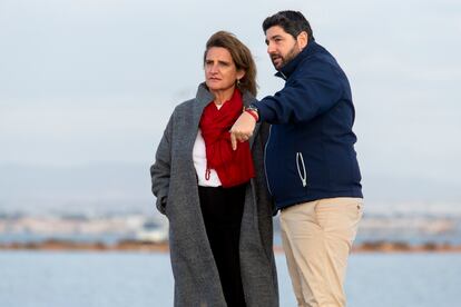 La ministra de Transición Ecológica, Teresa Ribera, y el presidente de la Región de Murcia, Fernando López Miras, este miércoles, durante un paseo por el mar Menor en San Pedro del Pinatar (Murcia).