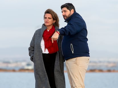 La ministra de Transición Ecológica, Teresa Ribera, y el presidente de la Región de Murcia, Fernando López Miras, este miércoles, durante un paseo por el mar Menor en San Pedro del Pinatar (Murcia).