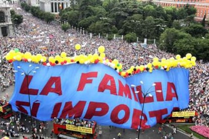 Una pancarta gigante con el lema <i>La familia sí importa, </i>al final de la manifestación.