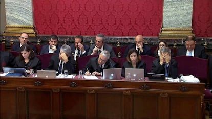 Algunos de los acusados por el 'procés', detrás de sus abogados, durante la sesión de este martes en el Supremo. 