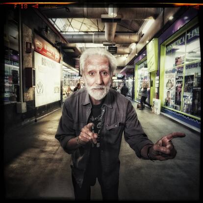 Pepín Tre, humorista, en el mercado de su barrio, el de Maravillas.