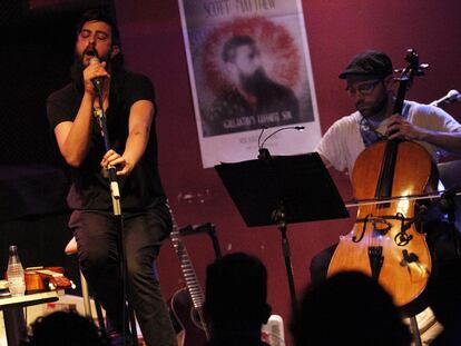 Scott Matthew (a la izquierda) durante su actuación en el Bogui Jazz.