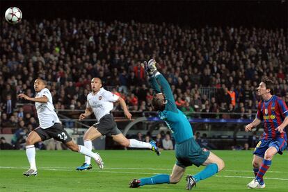 Messi hace su tercer gol de vaselina.