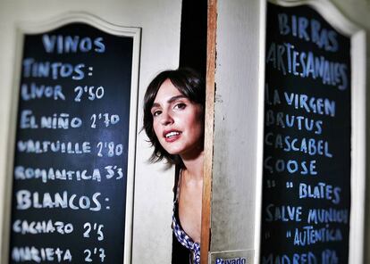 La actriz Verónica Echegui en el café Pavón.