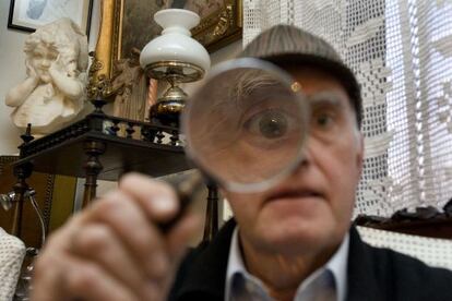 Joan Proubasta, coleccionista de objetos y libros de Sherlock Holmes.