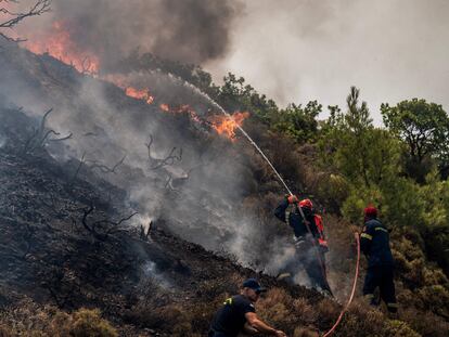 Un grupo de bomberos apagaban las llamas en la localidad de Vati, en la isla griega de Rodas, este miércoles.