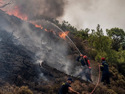 Un grupo de bomberos apagaban las llamas en la localidad de Vati, en la isla griega de Rodas, este miércoles.