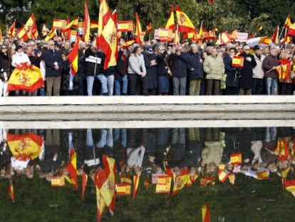 Concentración en la plaza de Colón convocada hoy por Denaes bajo el lema 'España somos todos'.