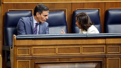 Pedro Sánchez conversaba con la ministra de Defensa, Margarita Robles, en el Congreso, en un pleno celebrado el 21 de septiembre.