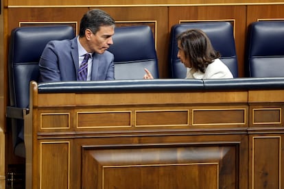 Pedro Sánchez conversaba con la ministra de Defensa, Margarita Robles, en el Congreso, en un pleno celebrado el 21 de septiembre.