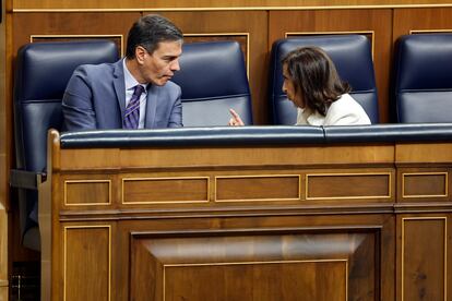 Pedro Sánchez conversaba con la ministra de Defensa, Margarita Robles, en el Congreso, en un pleno celebrado el 21 de septiembre.