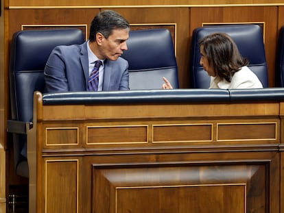 Pedro Sánchez conversaba con la ministra de Defensa, Margarita Robles, en el Congreso, en un pleno celebrado el 21 de septiembre.