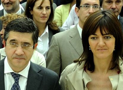 Patxi López y la consejera de Presidencia y portavoz, Idoia Mendia, en el acto público.