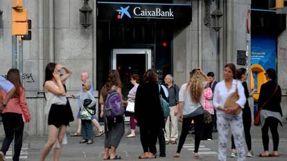 Oficina de CaixaBank en la Gran V&iacute;a de les Corts Catalanes, Barcelona.