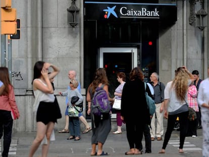 Oficina de CaixaBank en la Gran V&iacute;a de les Corts Catalanes, Barcelona.