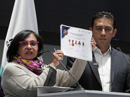 La presidenta del Consejo Nacional Electoral, Doris Ruth Méndez y el registrador Nacional, Alexánder Vega, este lunes en Bogotá.