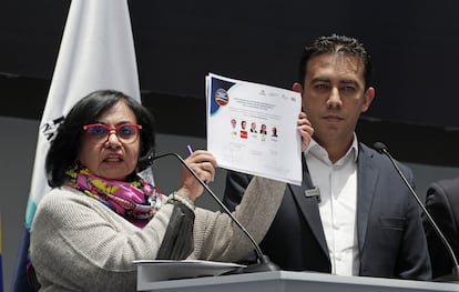 La presidenta del Consejo Nacional Electoral, Doris Ruth Méndez y el registrador Nacional, Alexánder Vega, este lunes en Bogotá.