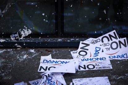 Carteles de 'No al cierre' de la fábrica de Danone en Parets del Vallès (Barcelona).