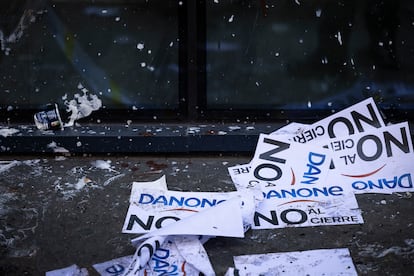 Carteles de 'No al cierre' de la fábrica de Danone en Parets del Vallès (Barcelona). 

