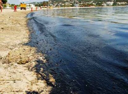 Manchas de fuel procedente del <i>Don Duque</i> en la playa d'en Bossa.