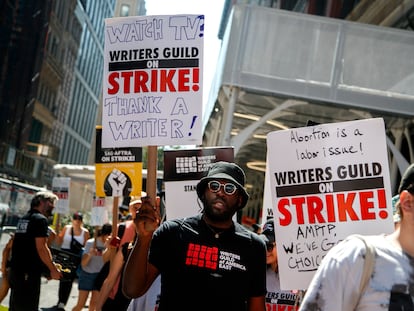 Imagen de una protesta de los guionistas en huelga en Nueva York al cumplirse 100 días de su paro.
