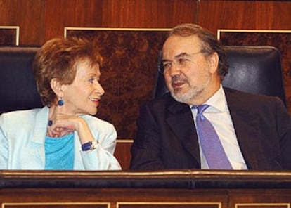 Pedro Solbes conversa con María Teresa Fernández de la Vega, en el Congreso.