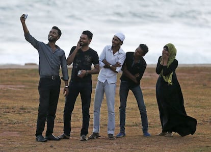 Un grupo de j&oacute;venes musulmanes se hace un selfie antes de realizar su comida de Ramad&aacute;n al caer la tarde, en Colombo, Sri Lanka. 