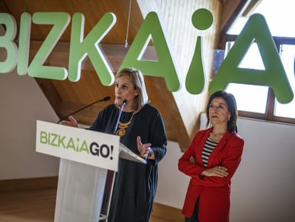 Itxaso Atutxa durante su intervención, junto a Izaskun Bilbao.