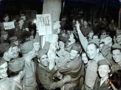 Soldados estadounidenses celebran en París el final de la Segunda Guerra Mundial tras la rendición de Japón.