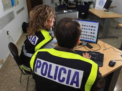 Policías nacionales revisan vídeos de contenido sexual, en una imagen de archivo.