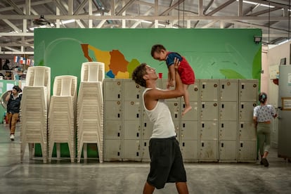 Un joven venezolano sostiene a su hermano en el albergue  'Amparito AC' de Villahermosa, Tabasco.