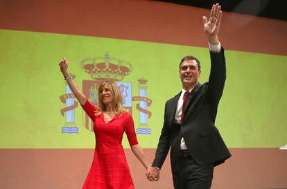 Pedro Sánchez, secretario general del PSOE y su mujer Begoña Gómez, ante una gran bandera española, en la presentación de su candidatura a la presidencia del Gobierno en las elecciones legislativa en el Circo Price de Madrid, en junio de 2015.
