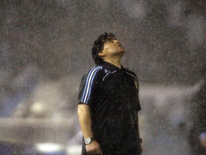 Maradona mira al cielo, bajo la lluvia, en el partido de Argentina contra Perú.